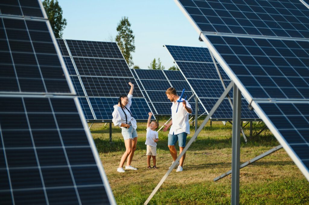 Familie freut sich über Ihren Anteil an der Bürgersolaranlage