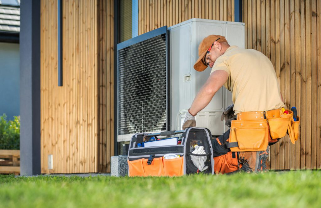 Techniker arbeitet an einer Wärmepumpe