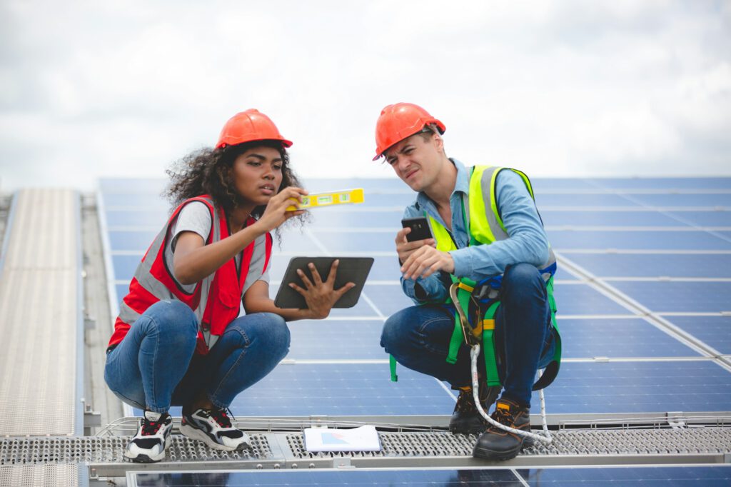 Spezialisten messen die Dachneigung für eine Solaranlage