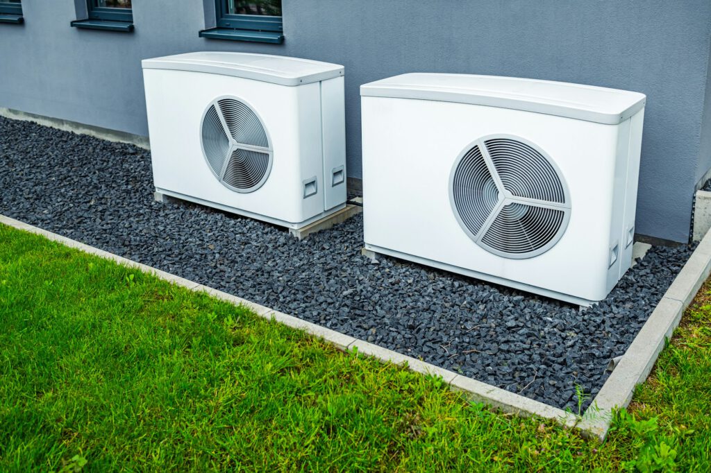 Zwei kaskadierte Wärmepumpen vor einem Haus