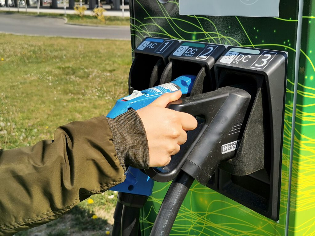 Mit Gleichstrom (DC) kann das Elektroauto deutlich schneller geladen werden